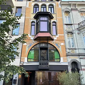 casa-clementina-3-bedroom-apartment-in-a-art-nouveau-house.hotelsghent.com/